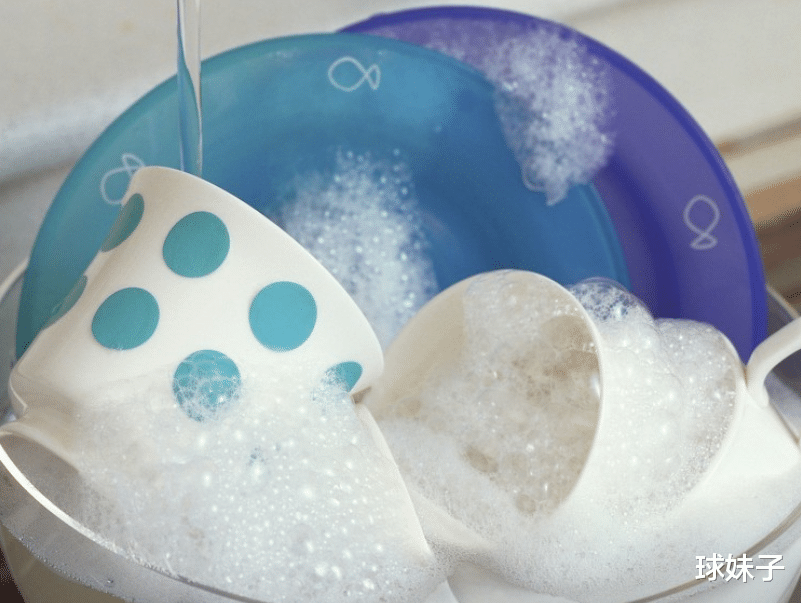 杯子里面看着有点脏，用水洗不掉，应该如何去除污渍呢