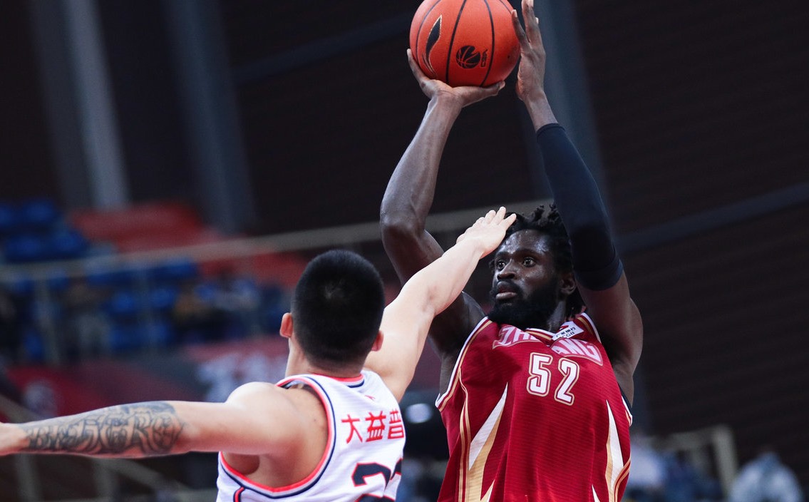 浙江男篮|赵睿受伤仍难救主!浙江血洗广东,网友:换成辽宁至少输50分!