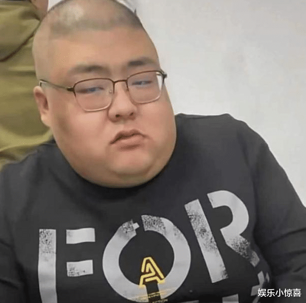 小贝|泡泡龙悲剧再上演？小贝饿了近况堪忧，脖子青筋明显，疑似有坑