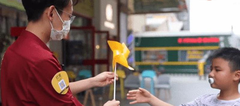 高秀花说育儿|郑州大学毕业生去当服务员，父亲说很丢人，郑大学生难道不值钱吗