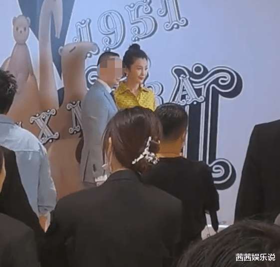 韩雪|48岁李冰冰晒健身照,大方展示身体优美曲线,黑色短上衣秀A4腰