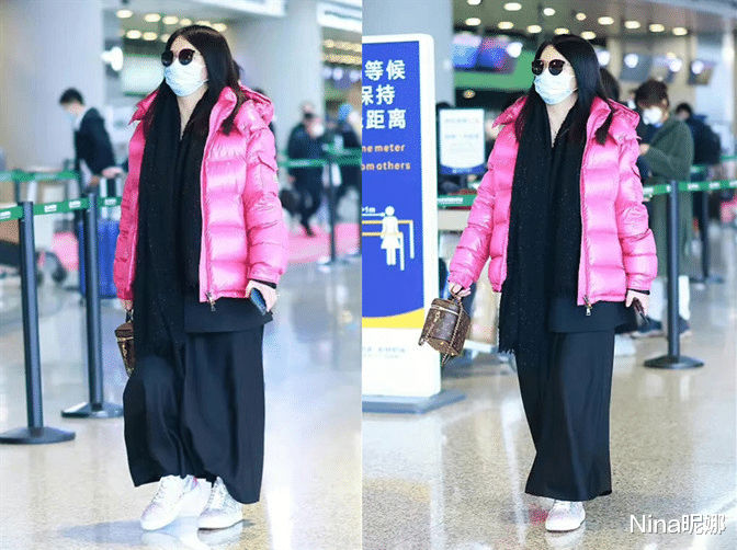 江珊|李湘富婆包袱太重！走机场穿大衣水晶鞋拎名牌包，回头率真不低