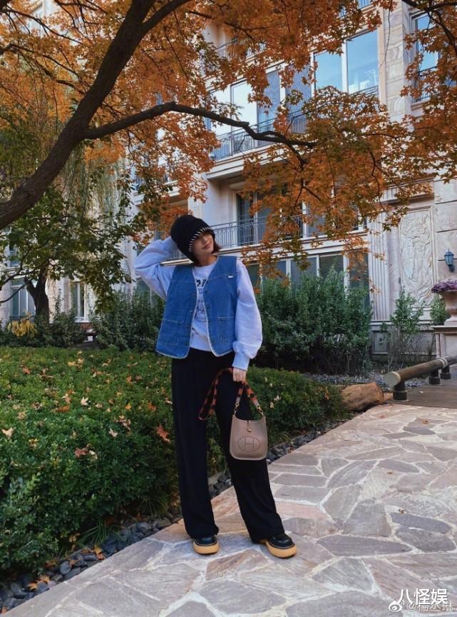 李荣浩|李荣浩晒照为妈妈庆生，李妈妈笑成眯眯眼，母子俩手牵手好温馨