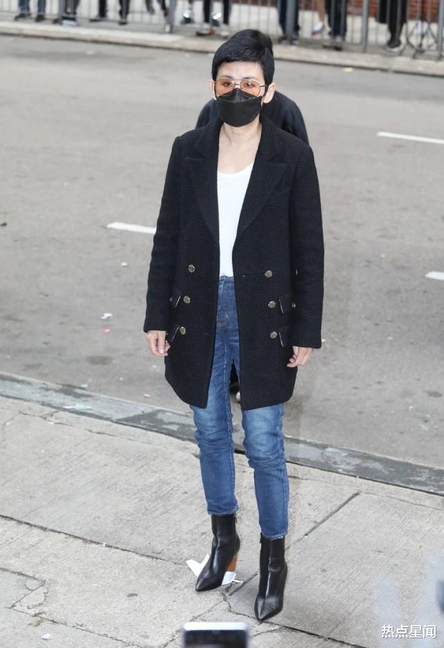 周星驰|新恋情？周星驰现身吴孟达灵堂，和身旁女子手挽手下车，关系亲密