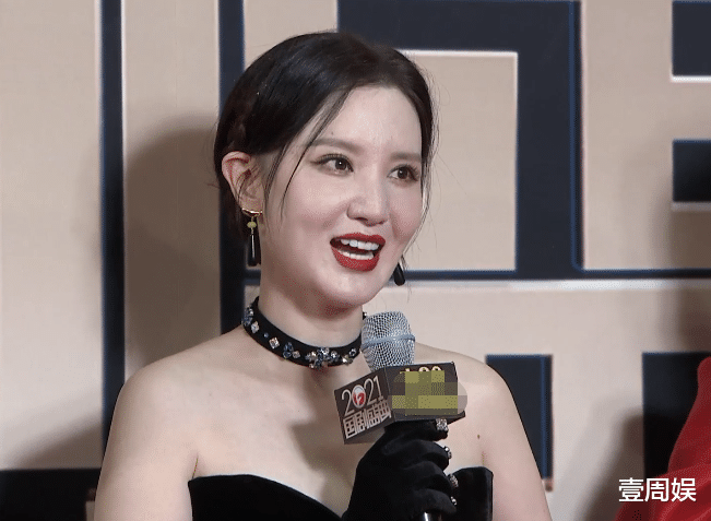 张萌|张萌盛装出席红毯，精修图的差距太大，一个细节暴露了缺陷！