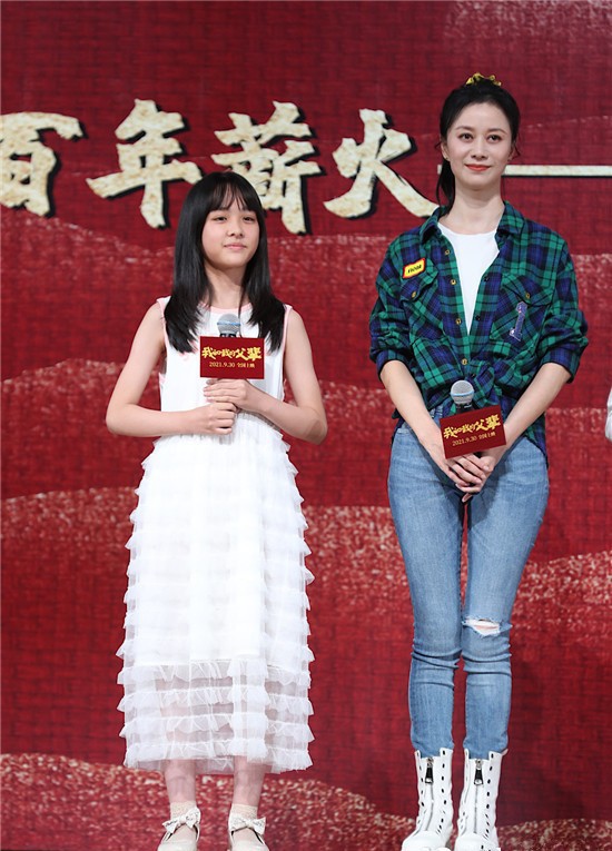 潮流前沿 43岁倪虹洁状态太好!把老土格纹穿出高级感,身材线条不输小姑娘