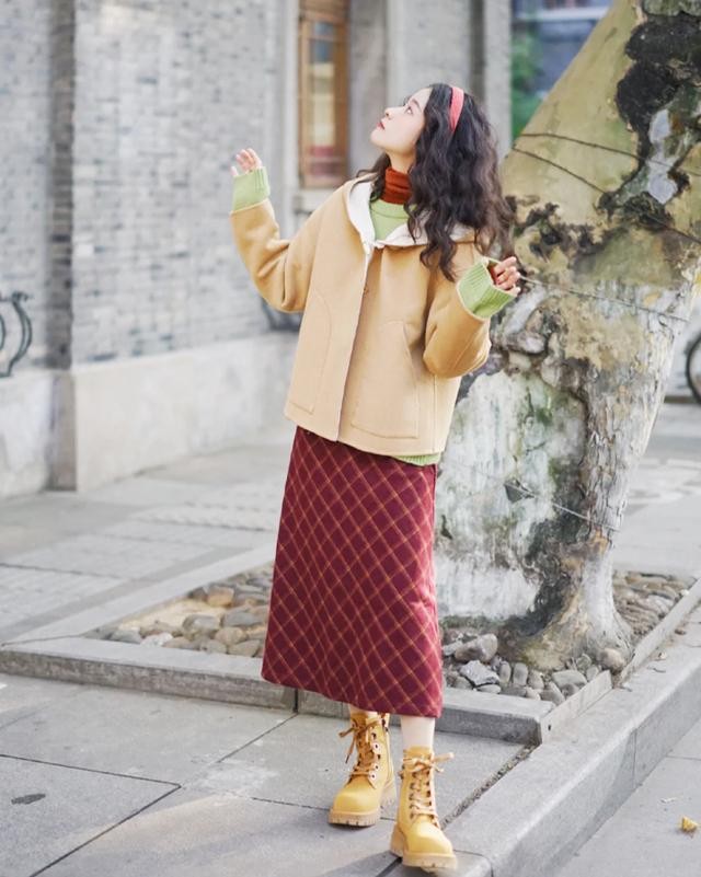 愚丫说 秋冬不要再穿裤子了，裙子搭配靴子，时尚又高级！
