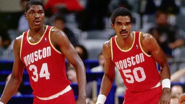 可馨育娃|这么多年轻的球员去找奥拉朱旺学习，为啥没人去找乔丹学习呢？