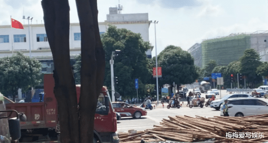 梅梅爱写娱乐 最新通报！广西一满载木材货车侧翻，女子被压车底！市民抬车救人