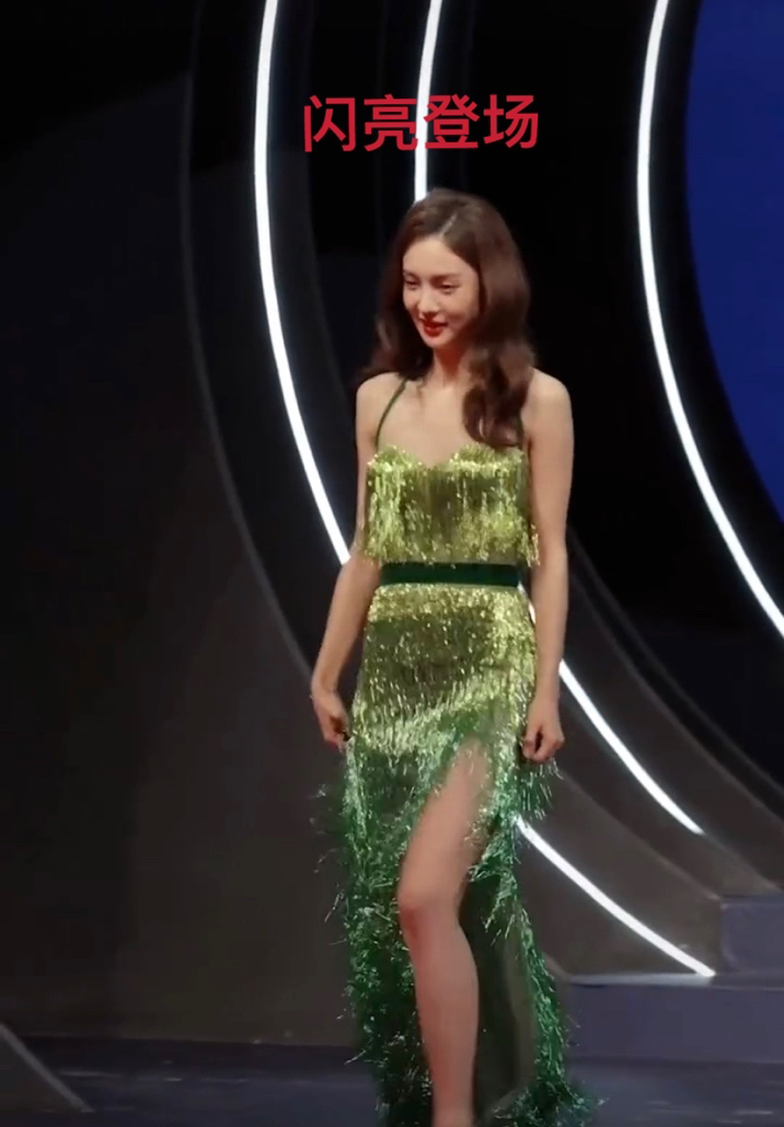 金晨|金晨吊带裙走红毯，上身苗条大腿有肉，网友：这种身材是极品