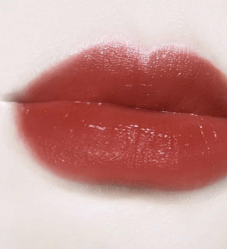 口红|耐人寻味的高级复古口红色，淡妆厚涂低调奢华，显白港风味十足