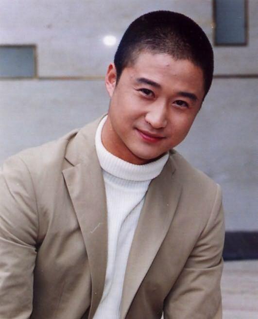 周星驰|为何徐小明的爱国情怀无人质疑，吴京却被人喷贩卖爱国情怀？