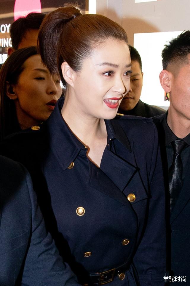 美甲|看了蒋欣这么穿衣服都不用减肥了，显瘦还有点显高，真挺遮肉的