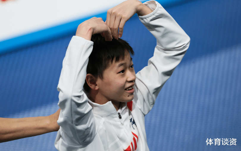 全红婵|全红婵高情商！夺冠后和两好友紧紧拥抱，还想亲嘴，抱着不愿放手