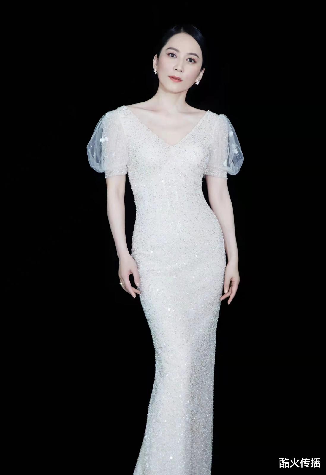 星汉灿烂|五十岁俞飞鸿活动生图曝光，身穿v领修身鱼尾裙，皮肤和身材比很多女艺人都好