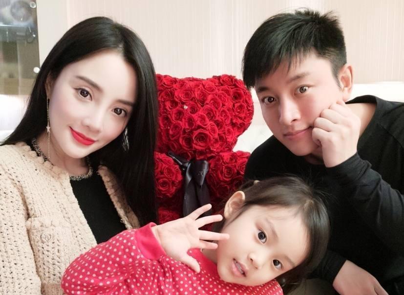 贾云馨|李小璐晒女儿近照，真是女大十八变，看来单亲家庭并未影响到甜馨