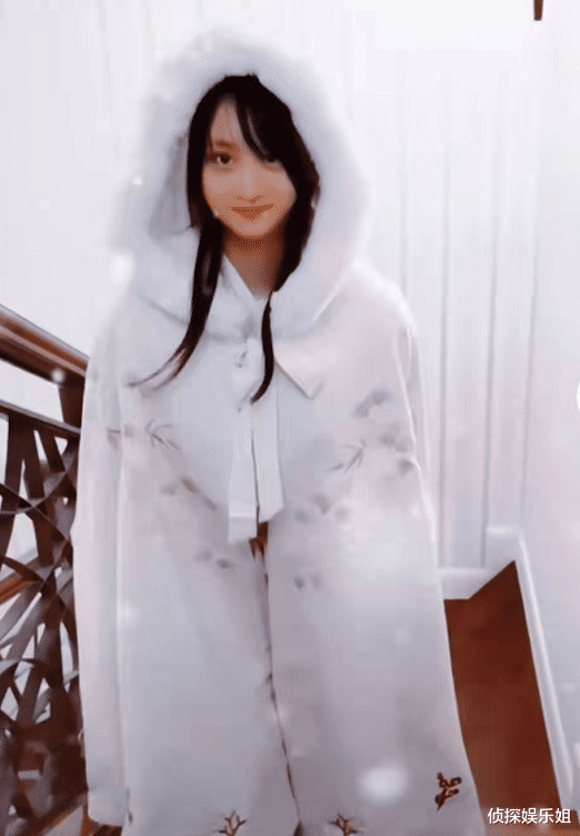 田雨橙|幸福！田亮重现8年前与女儿温情瞬间，单手抱13岁森碟直呼费劲