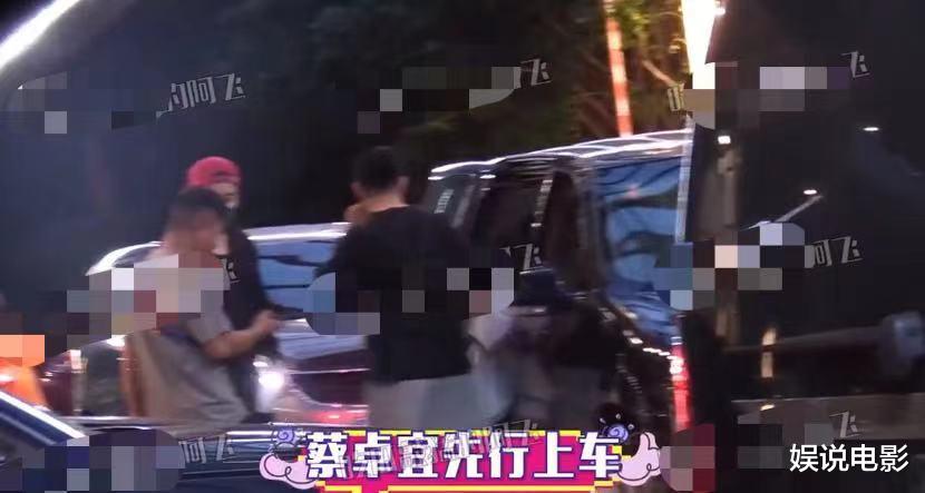 王大陆|蔡卓宜被曝探班王大陆，坐男方腿上撒狗粮，两人曾游雍和宫被拍