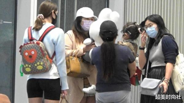 超美时尚社 赌王四太长女何超盈高调出街！身形丰满疑似二胎？保姆保镖紧跟随