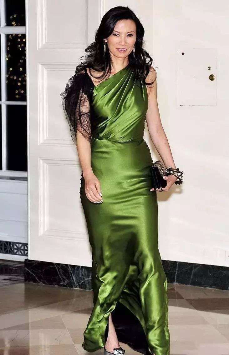 闲鱼有话说 邓文迪不愧是国际名媛，穿成“花蝴蝶”也挺高级，站哪儿都是焦点