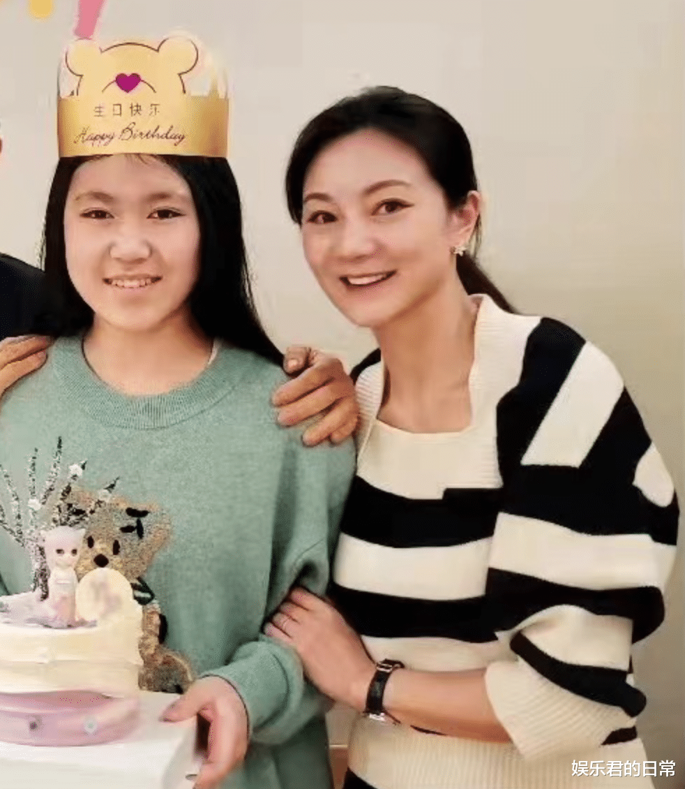 李栋旭|71岁张艺谋为女儿庆生，手搭肩膀亲密似爷孙，娇妻陈婷素颜状态好