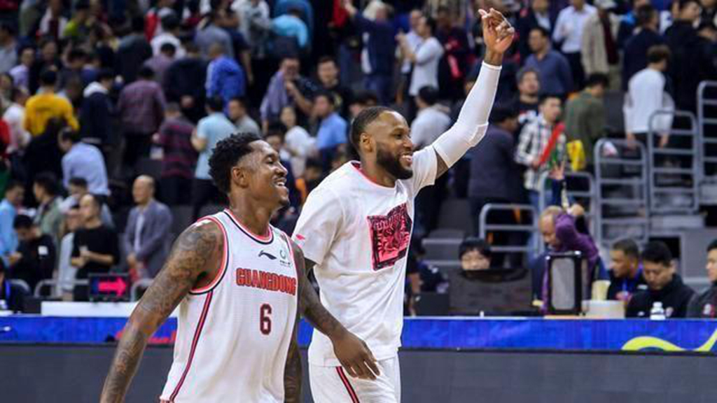 广东男篮|一人拯救一支球队!威姆斯准绝杀让杜锋忘情庆祝,场外同样是榜样