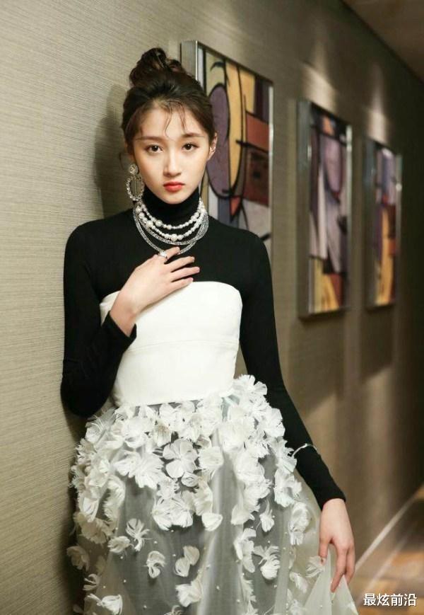 最炫前沿|服了关晓彤“迷”之穿搭！穿透视纱裙配打底裤，还好身材撑住了