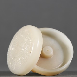 |旧藏 和田玉镂空雕寿纹盖盒。