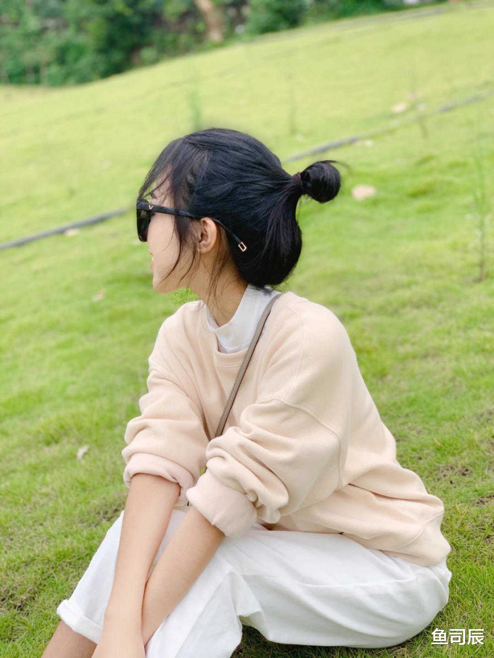 鱼司辰|衣不必多和也不必贵,秋天拥有这几款碎花裙,照样美得出众