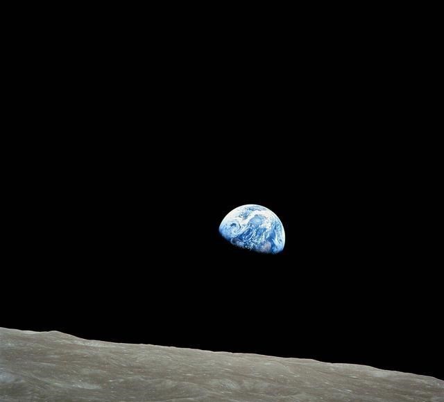 地球重达60万亿亿吨,为什么不会掉下去,还能悬在太空中?