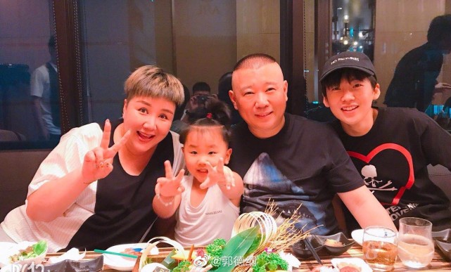 郭德纲|郭德纲老婆带小儿子去医院被偶遇，娘俩按规矩排队，四人贴身跟随