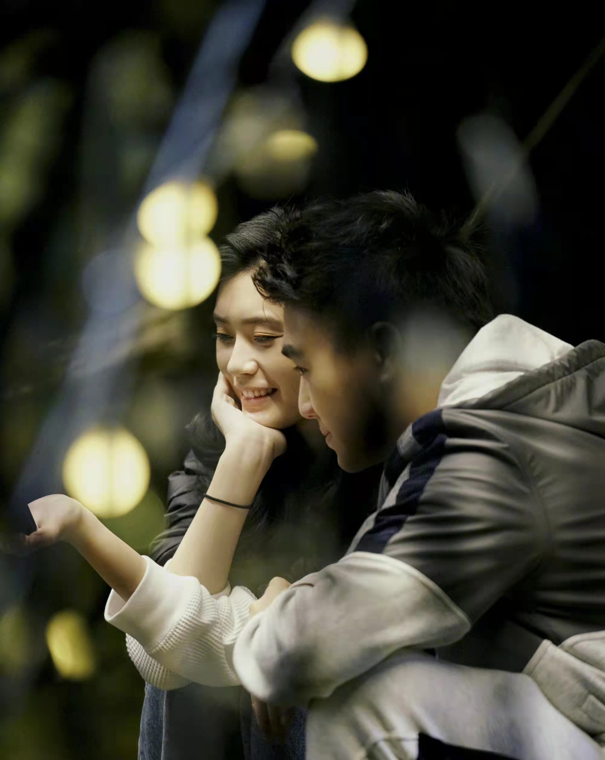 小家伙|奚梦瑶圣诞节和儿子一起装饰圣诞树，小家伙忙前忙后，兴致极高