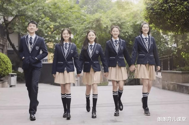 朗朗育儿课堂|学生“手绘校服”走红，风格截然不同，网友直呼：“灵魂”画手