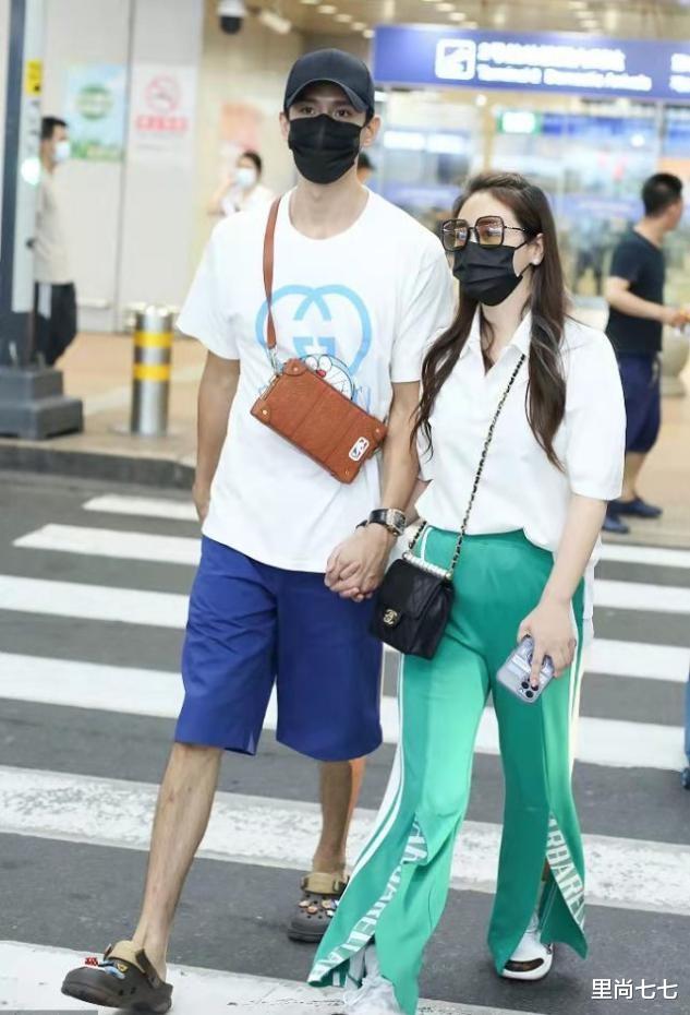 经超|经超和大6岁妻子走机场，老婆半扎丸子头粉嫩不像40岁，太宠了