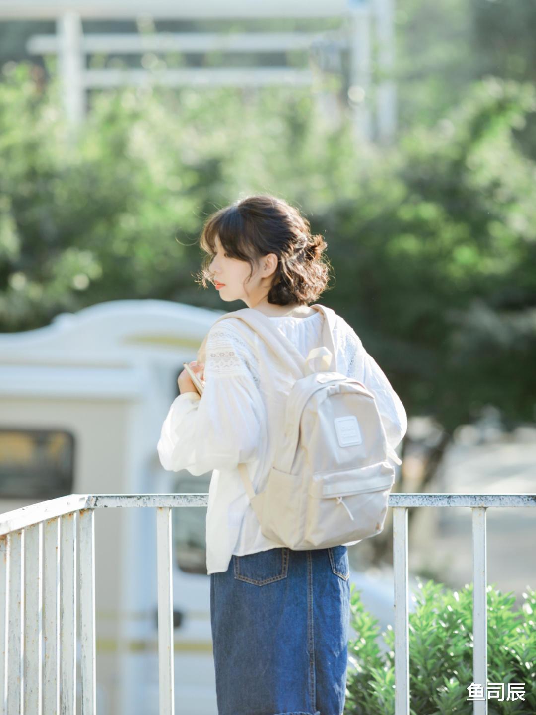 鱼司辰|小个子早秋穿搭指南！马甲+衬衫搭配休闲裤，穿起来少女感满分