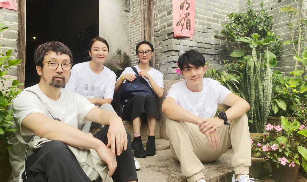 周迅|46岁周迅酒吧热舞被偶遇！穿无袖长裙罕化浓妆，戴珍珠项链太华丽