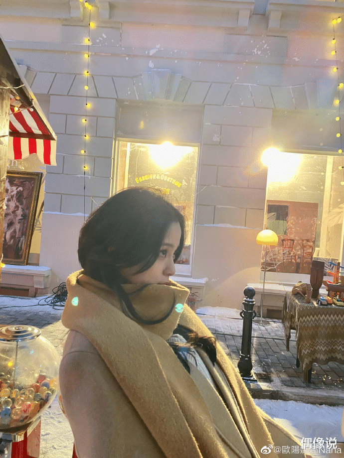 欧阳娜娜|欧阳娜娜晒雪地放烟花美照，被男生的手捧脸，还有牵手照疑似恋爱