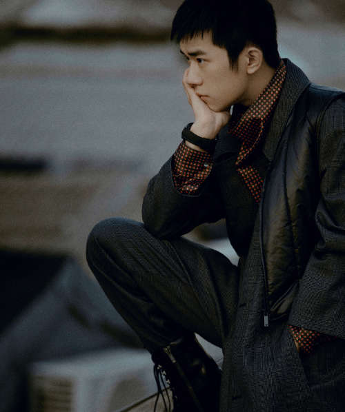 易烊千玺|易烊千玺提名奥斯卡，地位与另两人产生差距，不合体多半在迁就他