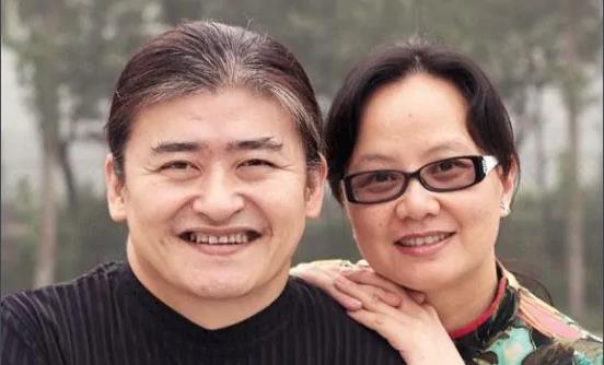 刘欢|自2009年确诊后，刘欢乌发变白丝，今再传病情恶化？妻子相守32年