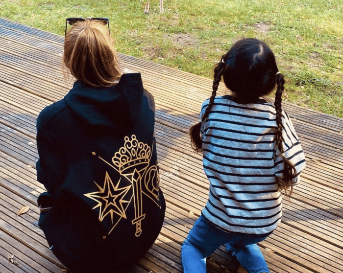 昆凌|昆凌晒女儿给圣诞老人的亲笔信，6岁小周周笔迹稚嫩，英文超赞