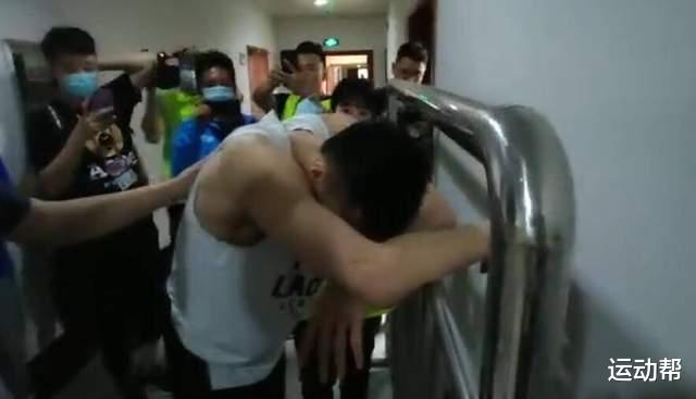 郭艾伦|郭艾伦赛后为何痛哭?关键时刻仅两人相助!辽篮三大短板丢总冠军