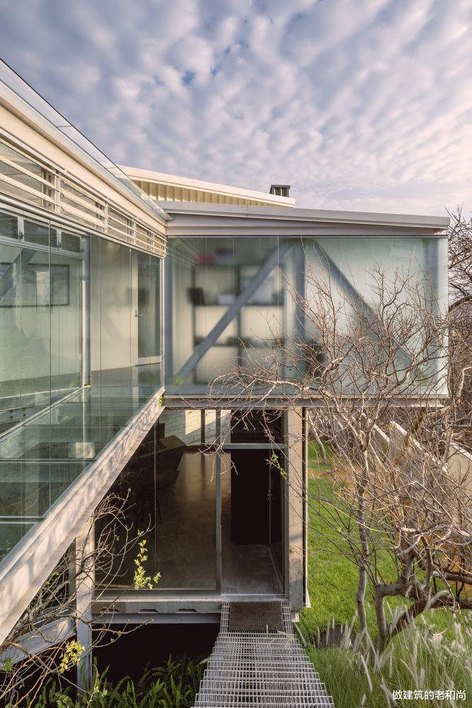 兼顾隐私和采光的住宅：半透明外墙与室外休闲平台搭配相得益彰