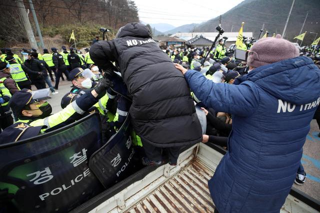 文在寅對特赦樸槿惠表態後，韓國人在薩德基地示威，中方有言在先-圖3