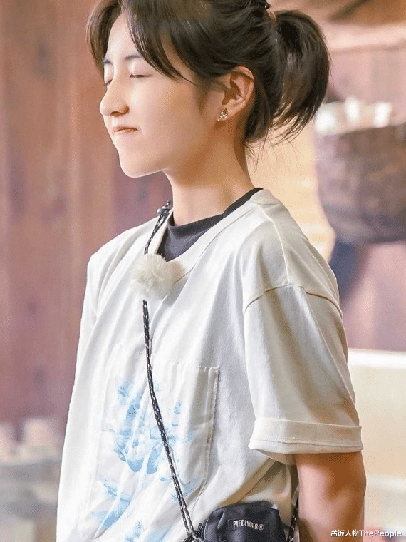 刘亦菲|红毯比美直角肩稳赢、古装造型斜肩显气质，女星肩部较量也有玄机