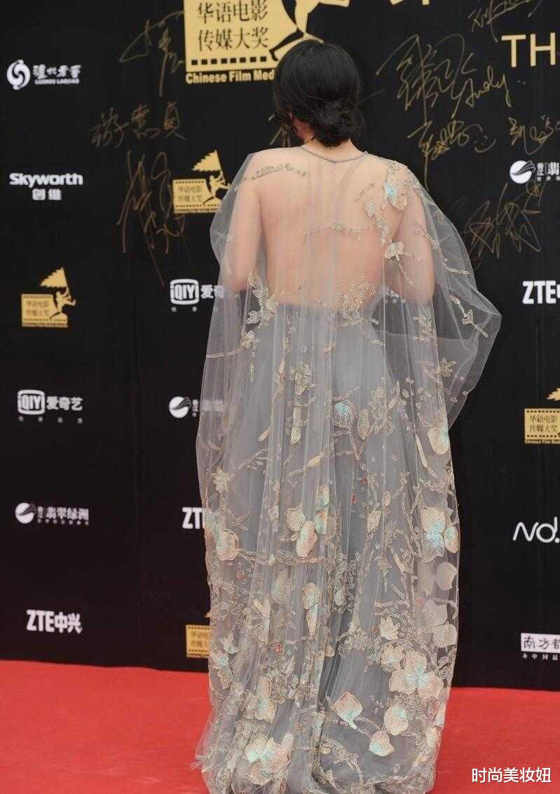 章子怡|章子怡二胎后真豪放，穿深V连衣裙还大露背，骨子里的自信难掩