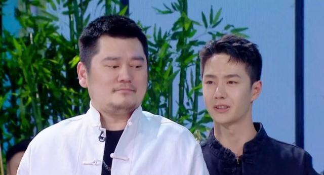 王一博|王一博录节目不自觉提裤子，动作迷人引女粉尖叫，不愧是白牡丹