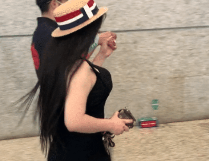 邹市明|邹市明夫妇现身机场被拍生图，冉莹颖上围过于丰满，无P图下比例太夸张