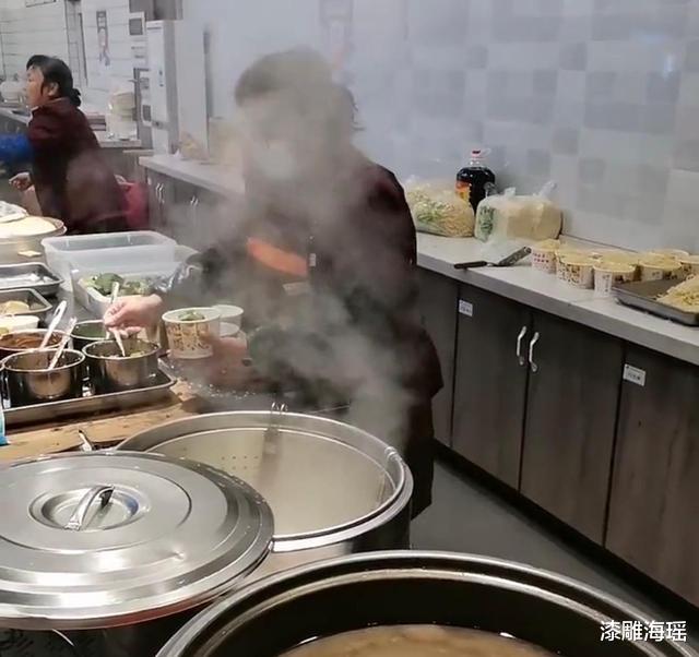 漆雕海瑶 湖北嘉鱼服务区一碗面10元，加汤另收5元，引顾客不满