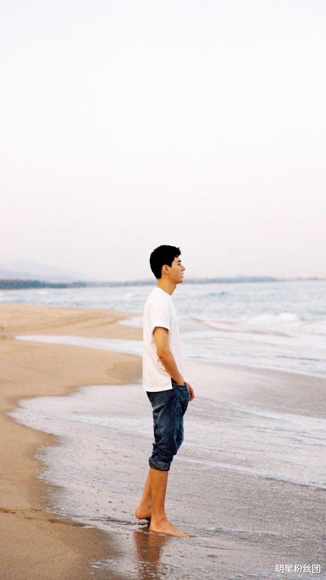 龚俊|龚俊回村吃流水席被拍，毫无明星架子很接地气，气质与众不同