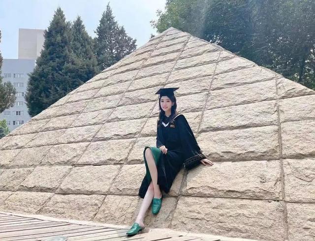 王丽坤|吴亦凡、郑爽上警示名单：当偶像沦为呕像……